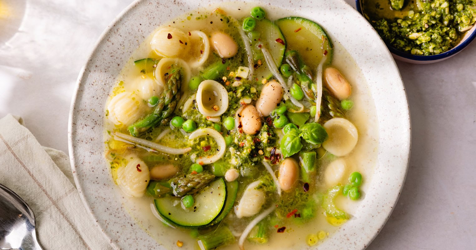 Minestrone verte de printemps : la soupe pleine de légumes !