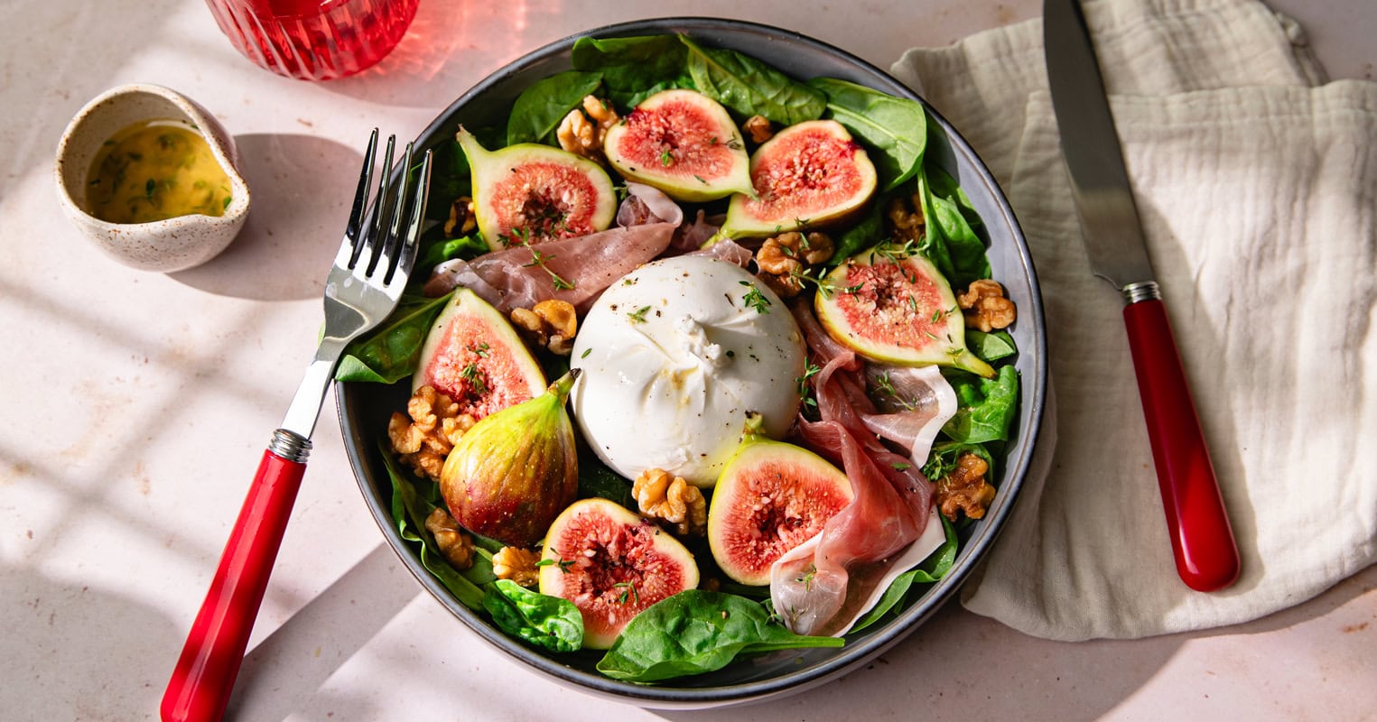 La salade burrata à la truffe, figues fraîches, jambon cru et noix !