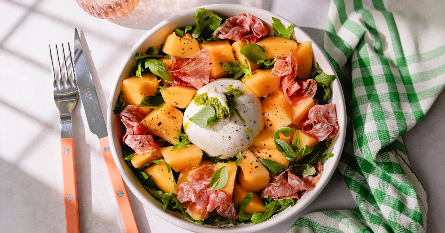 La salade melon et burrata farcie au pesto : le plat frais de l’été !