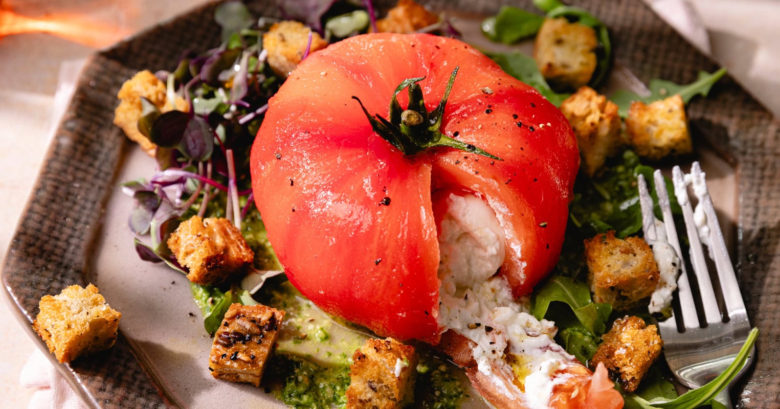 La tomate farcie à la burrata, pesto de roquette et croûtons !
