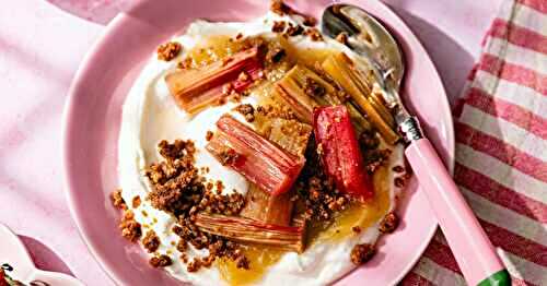 Mi-brunch, mi-dessert : le skyr à la rhubarbe rôtie et au crumble !