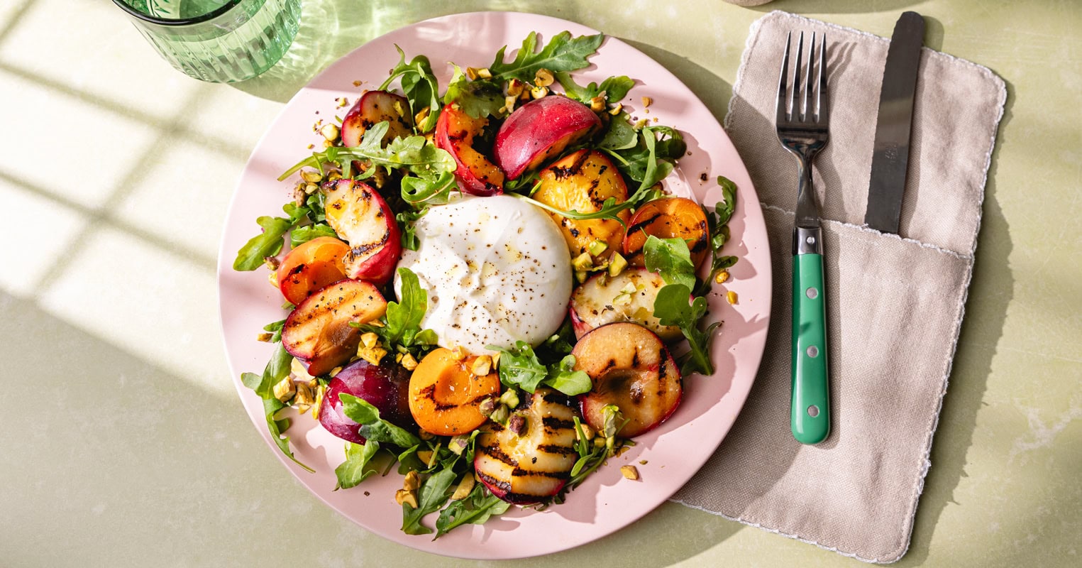 La salade burrata & fruits rôtis : la recette d’été qui change tout !