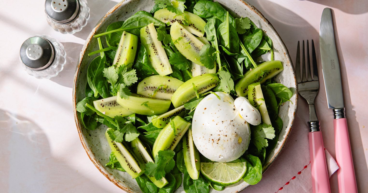 La salade burrata, kiwi et coriandre : fraîcheur et twist acidulé !