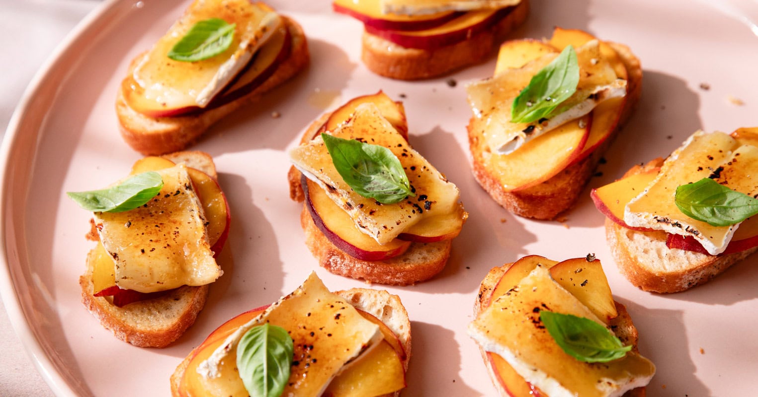 Crostini au brie « brûlée » et pêche : l’apéro TikTok de l’été !