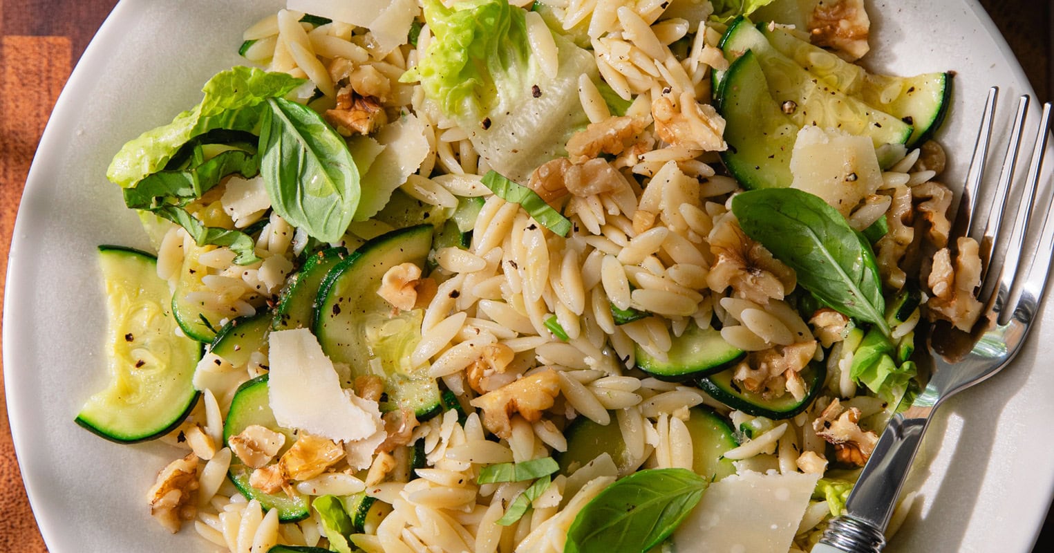 La salade de pâtes froide aux courgettes, parmesan et noix !