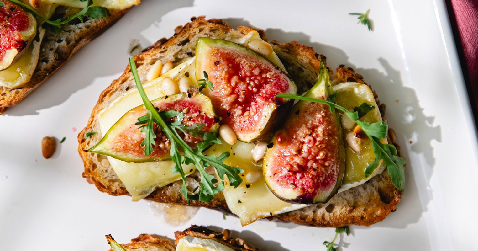 Les tartines de brie et figues rôties au miel, le combo qui claque !