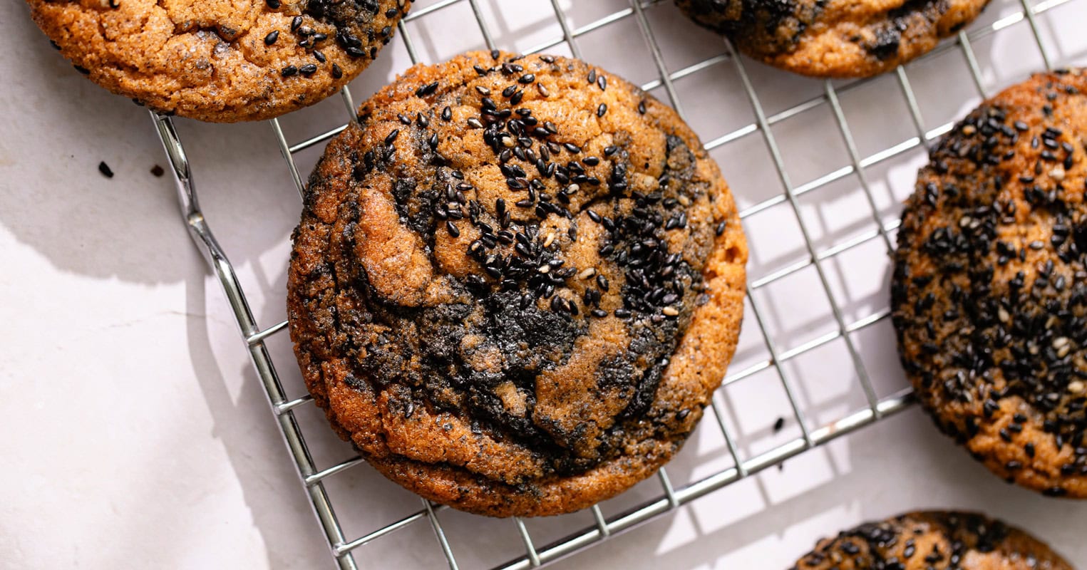 Les cookies marbrés au beurre noisette et crème de sésame noir
