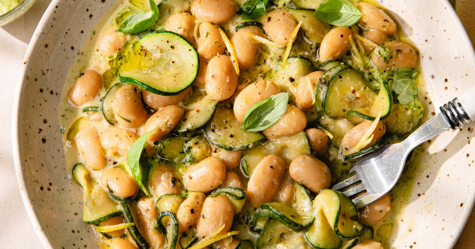 Les courgettes mijotées et haricots blancs crémeux au pesto