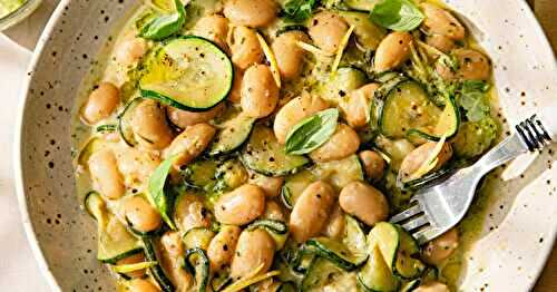 Les courgettes mijotées et haricots blancs crémeux au pesto
