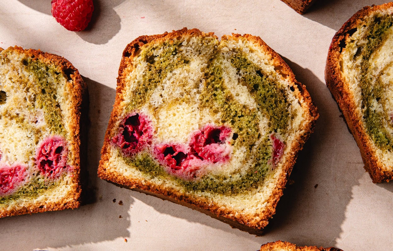 Le cake marbré matcha-framboises