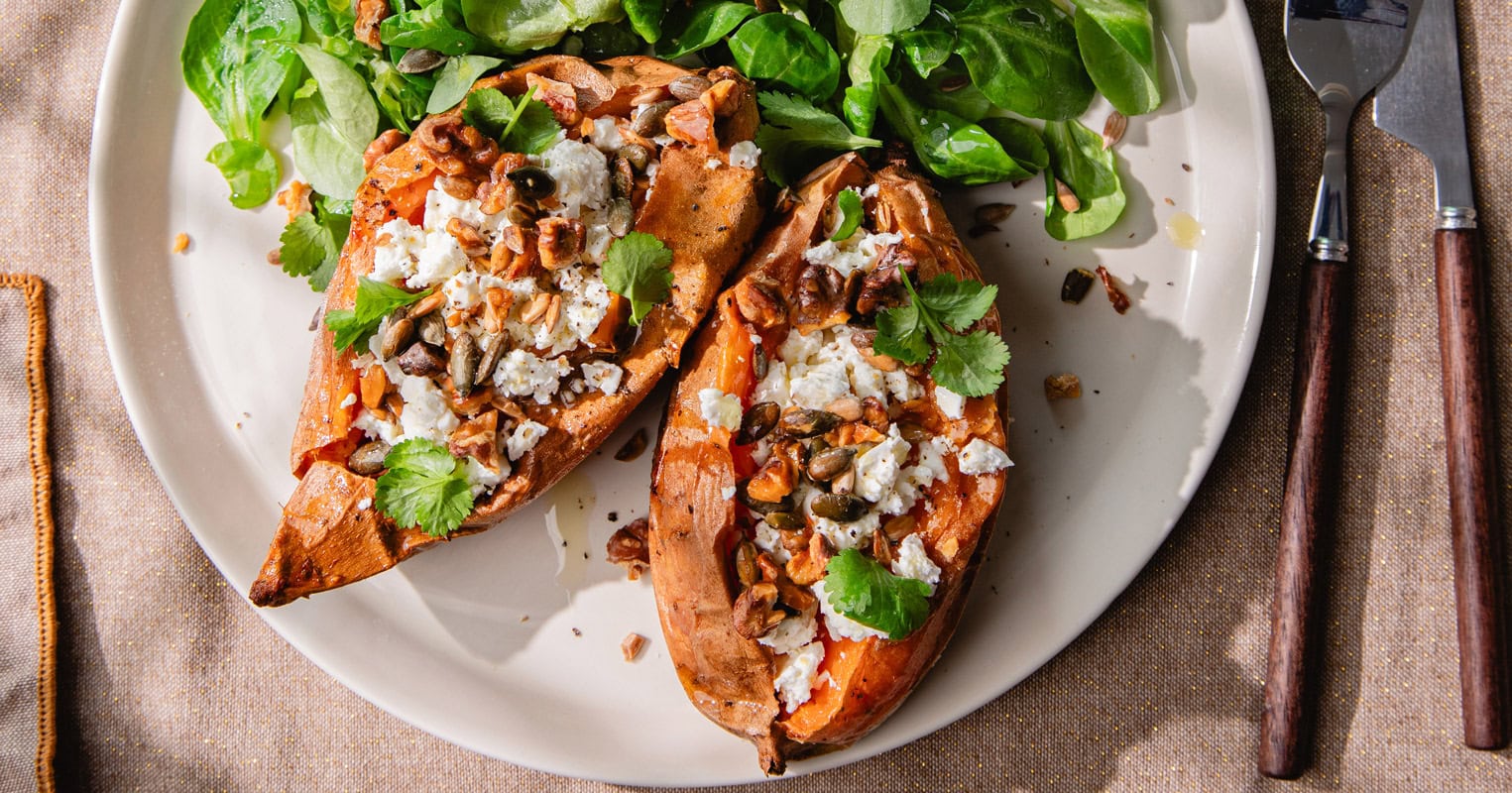 Les patates douces rôties, farcies à la feta et aux graines grillées