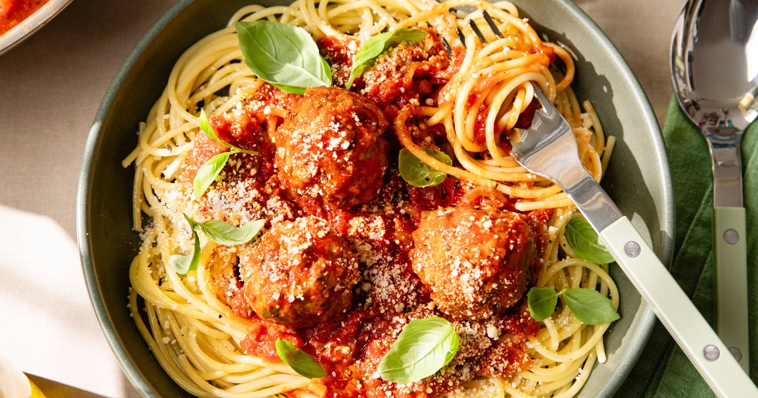 Les spaghetti aux boulettes de viande et sauce tomate