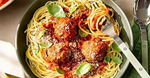 Les spaghetti aux boulettes de viande et sauce tomate