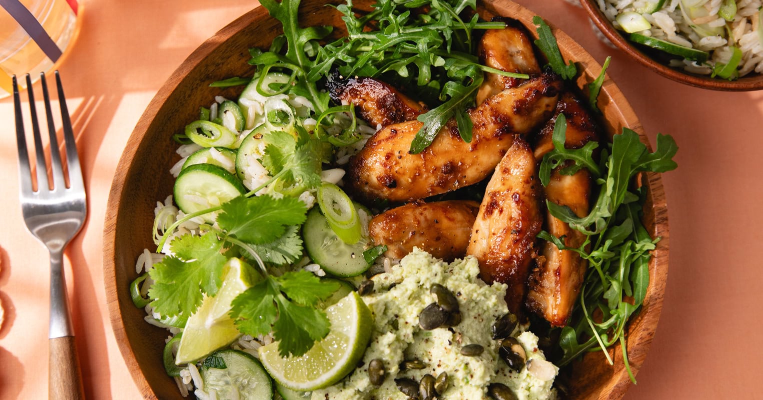 La salade de riz complet au poulet miso caramélisé, houmous d’edamame et concombre