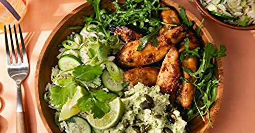 La salade de riz complet au poulet miso caramélisé, houmous d’edamame et concombre