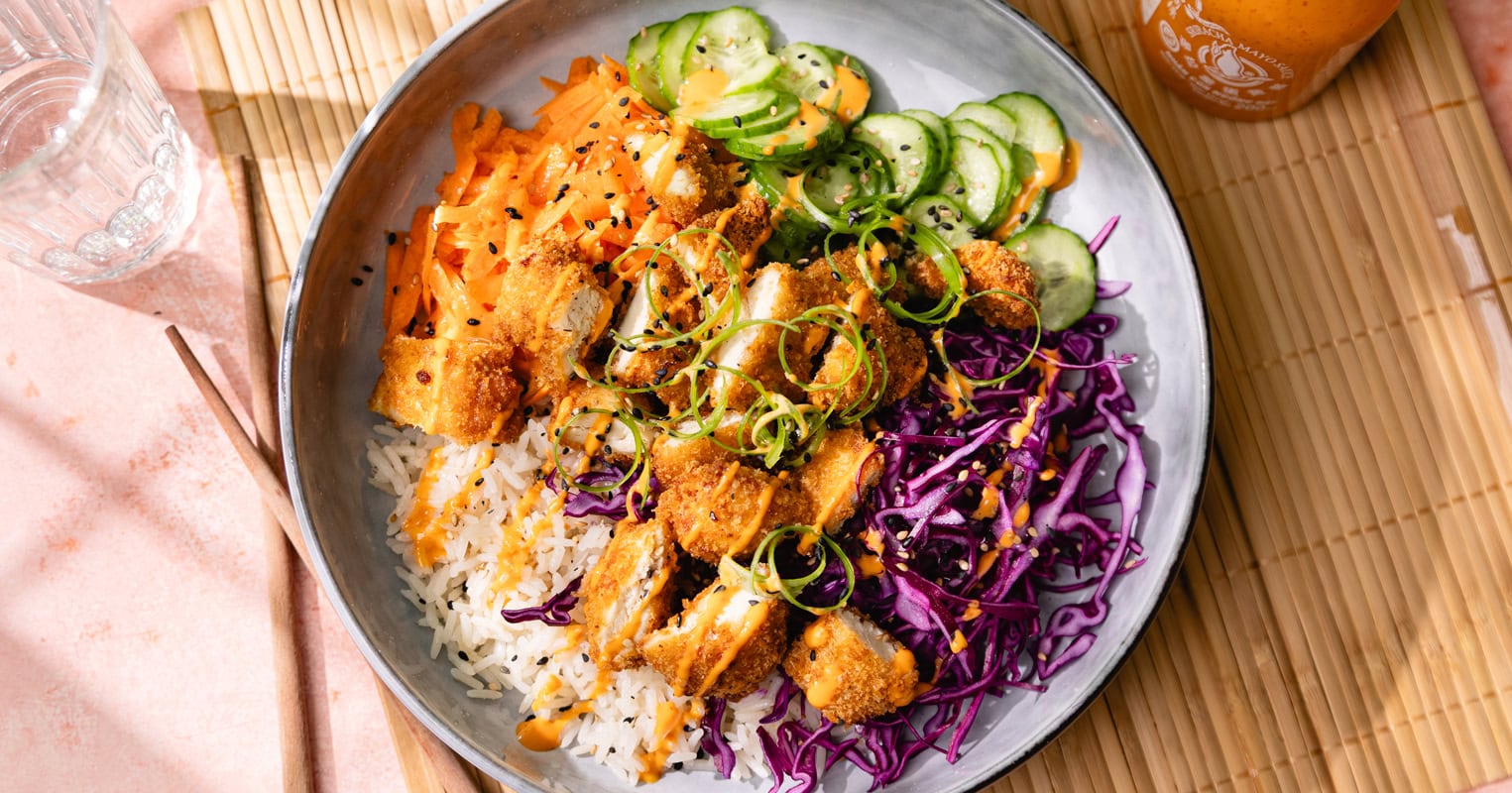 Le donburi de poulet crispy, légumes et sriracha