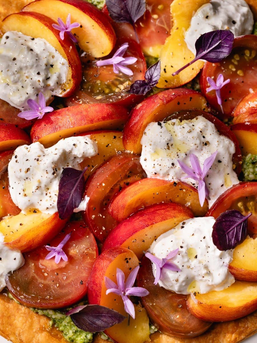 La tarte fine pêches tomates stracciatella et pesto