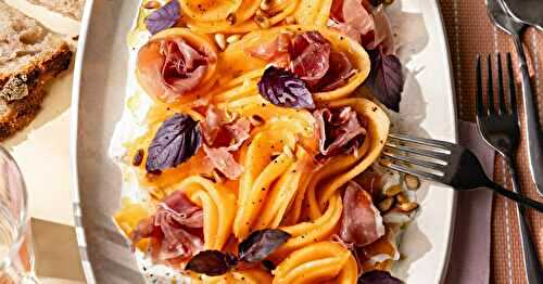 Le melon jambon revisité : carpaccio de melon, stracciatella et jambon cru