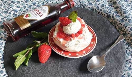 Pavlova fraises, vodka Soplica cerise et menthe