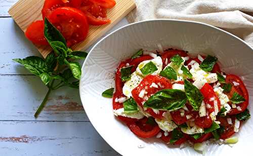 Salade tomates mozza pesto