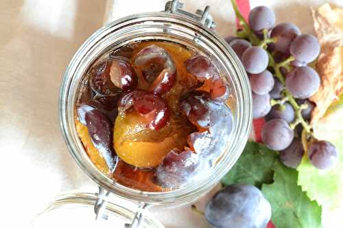 Bocaux de quetsches et raisins au sirop à la cannelle