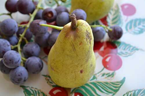 Bocaux de raisins et poires au sirop