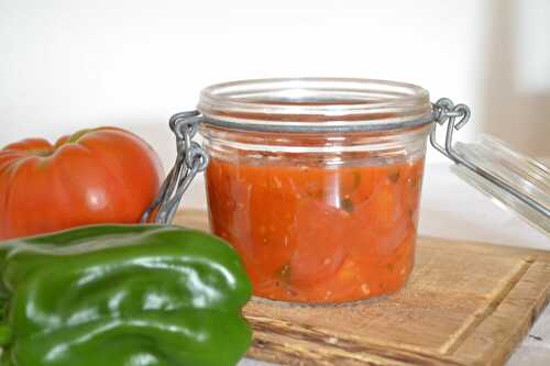 Bocaux de sauce tomates aux herbes du jardin