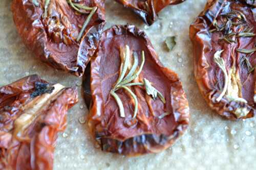 Bocaux de tomates confites à l'huile d'olive