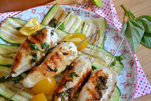 Brochettes de poulet mariné et courgettes grillées
