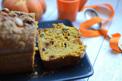 Cake à la courge, cannelle, gingembre, raisins secs, cranberries et amandes