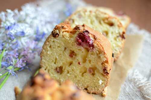 Cake aux groseilles et framboises surgelées