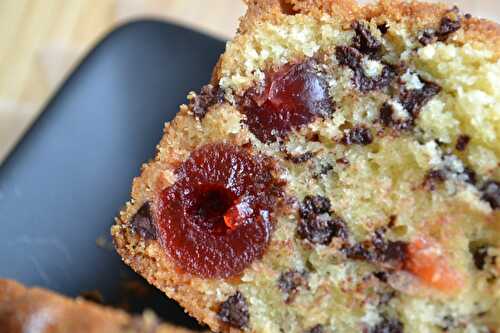 Cake aux pépites de chocolat et cerises confites