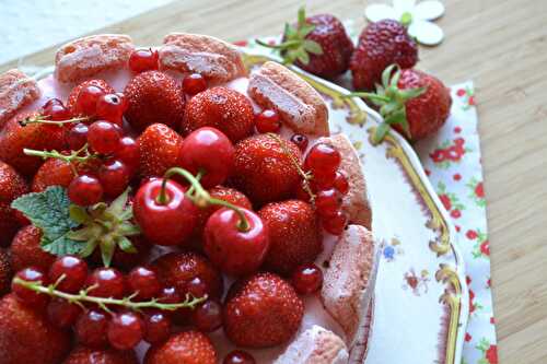 Charlotte aux fraises et aux biscuits roses de Reims