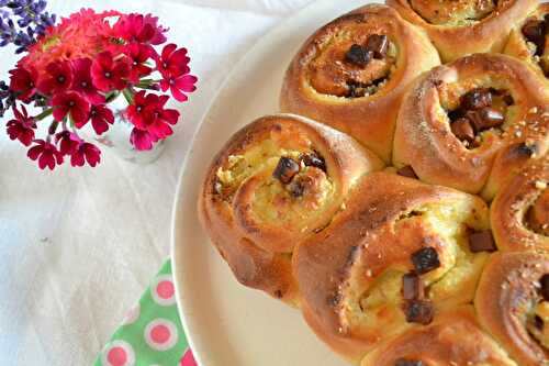 Chinois à la crème pâtissière, amandes et chocolat