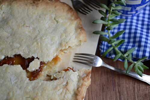 Cookie géant aux amandes au chocolat blanc et confiture de pêches