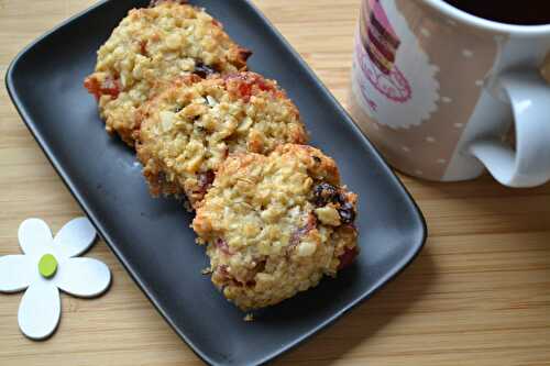 Cookies aux flocons d'avoine, amandes, raisins secs et fraises séchées