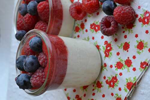 Dessert au fromage blanc, coulis de fraises, framboises et myrtilles