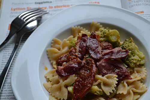 Farfalle au brocolis, tomates séchées et magret fumé de canard