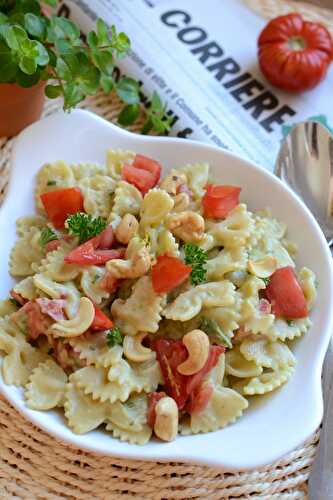 Farfalle con crema di avocado e pomodori