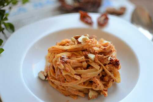 Fettucine con pesto di ricotta e pomodori secchi