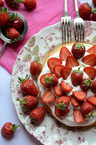 Financier géant crème fraises #anniversaire -            Hum, ça sent bon ...