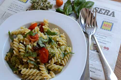 Fusilli aux tomates et au pesto de courgette cru