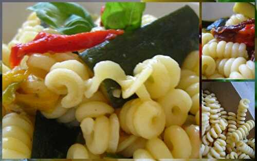 Fusilli bucati corti con zuchine, peperoni e pomodori