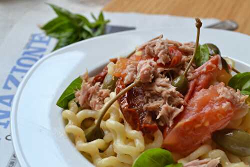 Fusilli lunghi bucati tomates thon câpres basilic