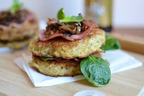 Galettes de pommes de terre, bacon, oignons et mâche