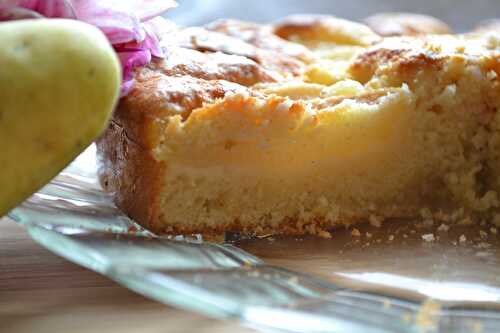 Gâteau au lait fermenté, aux poires et aux grains de sucre