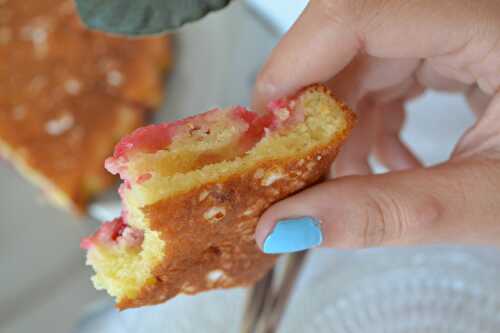 Gâteau au yaourt, amandes et groseilles