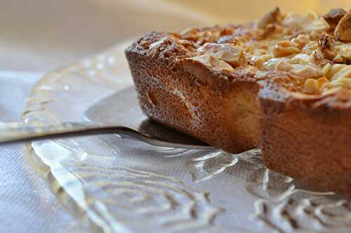 Gâteau aux pommes, amandes et grué de cacao caramélisé