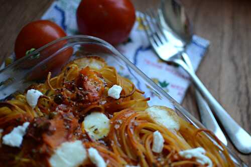 Gâteau de spaghetti sauce tomates truite fumée câpres et mozzarella -            Hum, ça sent bon ...