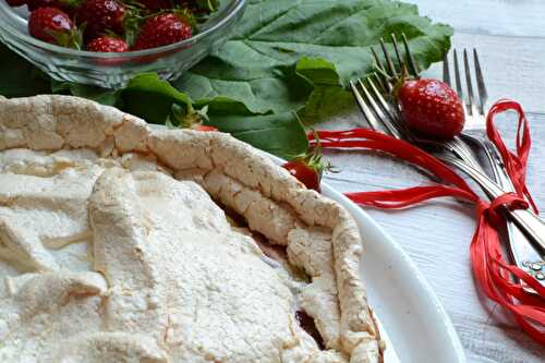 Gâteau meringué à la rhubarbe et aux fraises